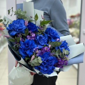 7 пышных синих роз с маттиолой